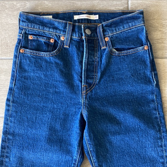 Levi’s Premium Dark Wash Denim Wedgie Straight Jeans Size: 24 - Picture 2 of 7